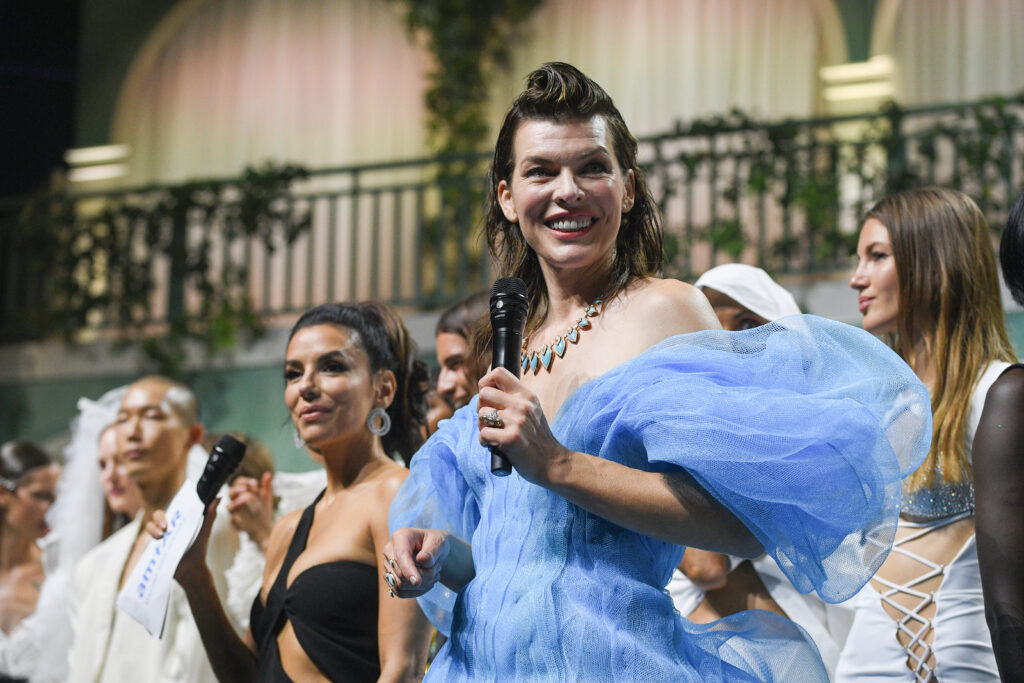CAP D'ANTIBES, FRANCE - MAY 26: Eva Longoria and Milla Jovovich during the amfAR Cannes Gala 2022 at Hotel du Cap-Eden-Roc on May 26, 2022 in Cap d'Antibes, France. (Photo by Pascal Le Segretain/amfAR/Getty Images for amfAR)