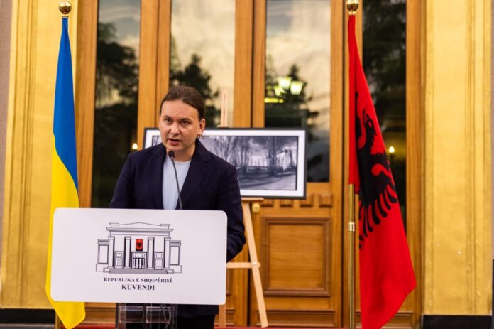 Oleksandr Tyshchenko speaks at the Parliament of Albania during the Somnia Disaster exhibition